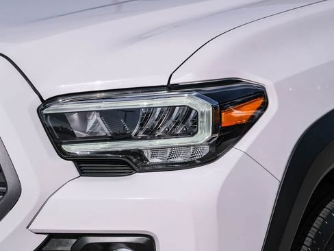Certified 2022 Toyota Tacoma TRD Off-Road AWD/4WD image 12