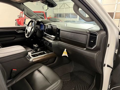 Used 2023 Chevrolet Silverado 1500 LT Trail Boss w/ LT Trail Boss Premium Package AWD/4WD image 39