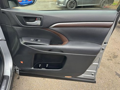 Used 2015 Toyota Highlander Limited w/ Driver Technology Package image 21