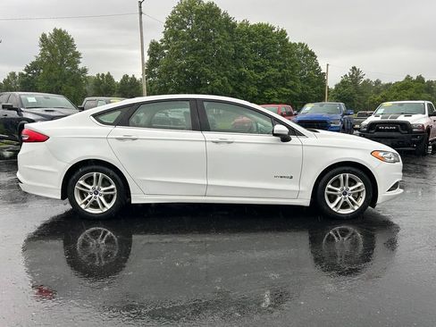 Used 2018 Ford Fusion SE FWD image 2