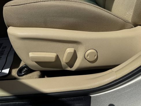 Used 2017 Toyota Camry LE FWD image 9