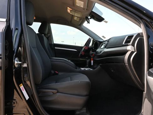 Used 2019 Toyota Highlander LE FWD image 21