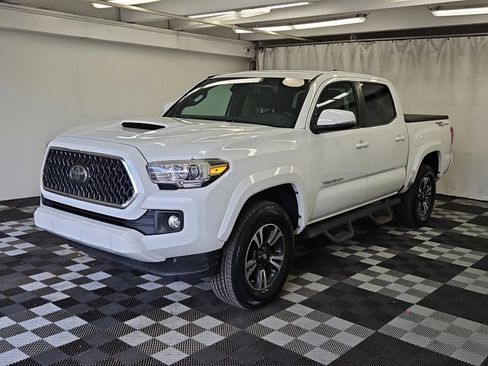 Used 2018 Toyota Tacoma TRD Sport image 3