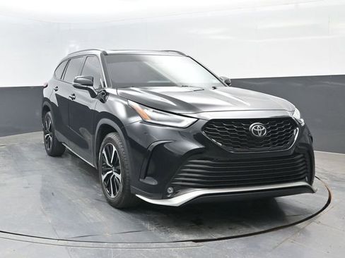 Used 2022 Toyota Highlander XSE image 2