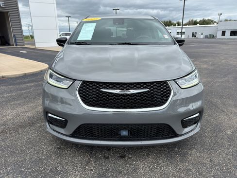 Used 2025 Chrysler Pacifica Select FWD image 3