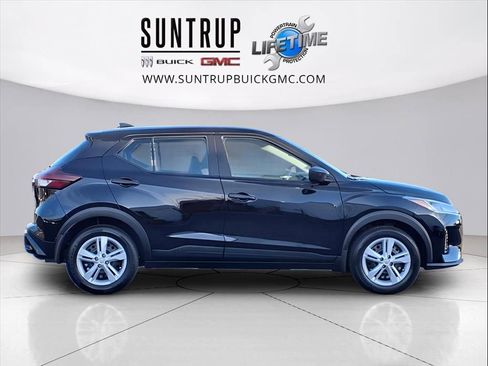 Used 2025 Nissan Kicks Play S image 3