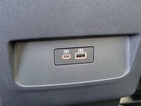 Used 2025 Nissan Frontier SV image 17