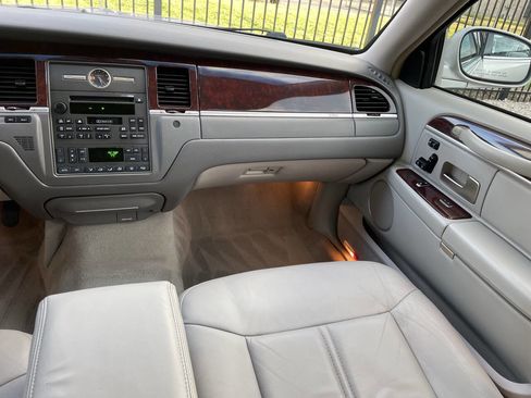 Used 2006 Lincoln Town Car Signature Limited image 23