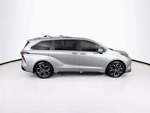 Certified 2025 Toyota Sienna Platinum image 11