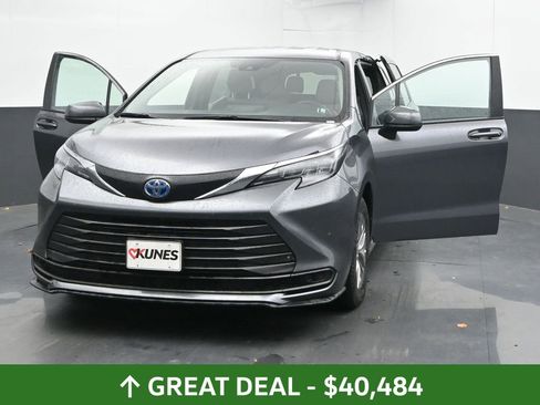 Used 2025 Toyota Sienna LE image 52