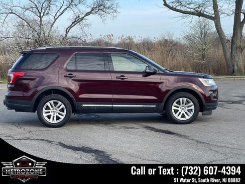 Used 2018 Ford Explorer XLT w/ Equipment Group 202A AWD/4WD image 9
