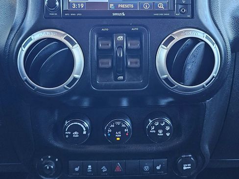 Used 2015 Jeep Wrangler Unlimited Rubicon image 28