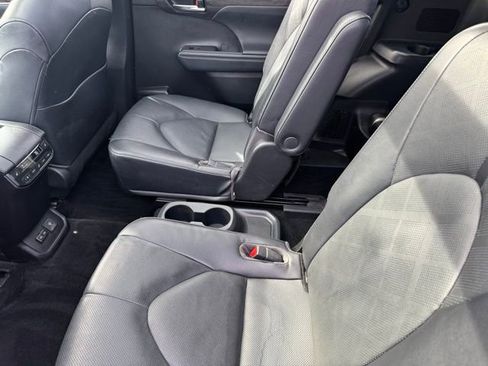 Used 2022 Toyota Highlander Platinum image 12