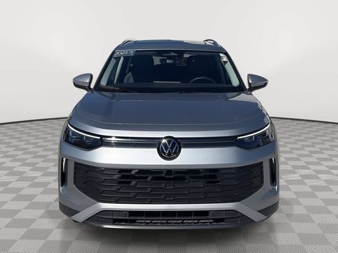 Certified 2025 Volkswagen Tiguan SE w/ Panoramic Sunroof Package AWD/4WD image 3