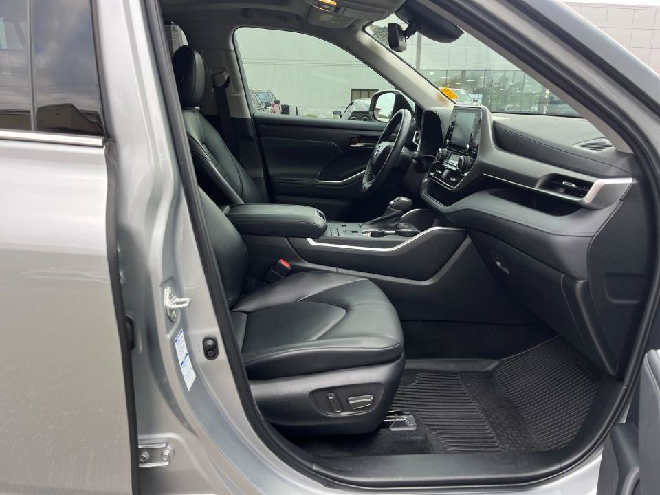 Used 2022 Toyota Highlander XLE AWD/4WD image 28