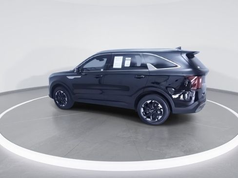 Used 2025 Kia Sorento S image 6