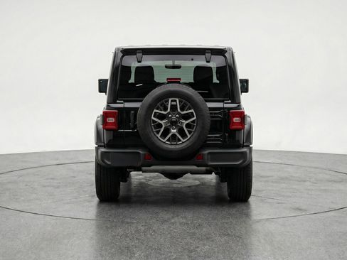 Used 2025 Jeep Wrangler Sahara image 7