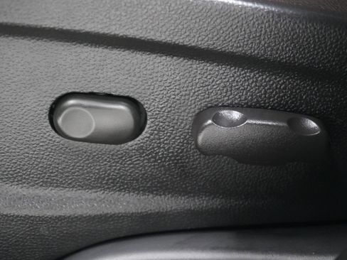 Used 2021 Chevrolet Trax LT w/ LT Convenience Package image 14