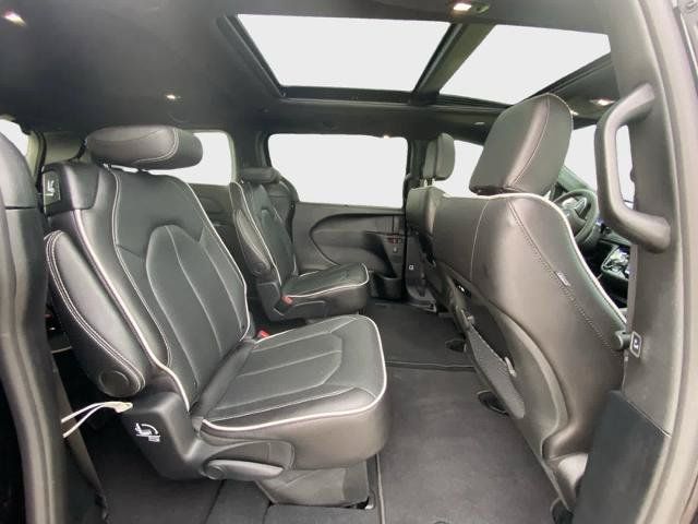 Used 2026 Chrysler Pacifica Limited FWD image 17