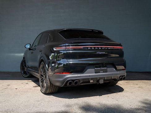 Used 2025 Porsche Cayenne image 3