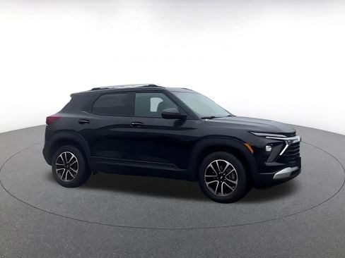 Used 2025 Chevrolet TrailBlazer LT image 2