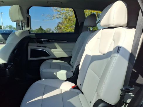 Used 2025 Kia Telluride S image 36