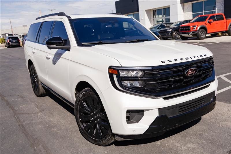 Used 2025 Ford Expedition Platinum w/ Stealth Appearance Package AWD/4WD image 4