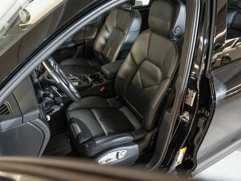 Certified 2023 Porsche Macan AWD/4WD image 5