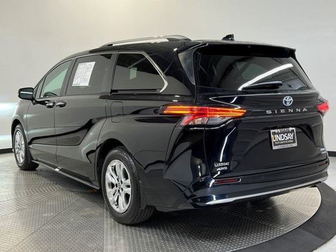Used 2023 Toyota Sienna Limited image 5
