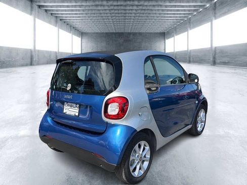 Used 2017 smart fortwo pure RWD image 3