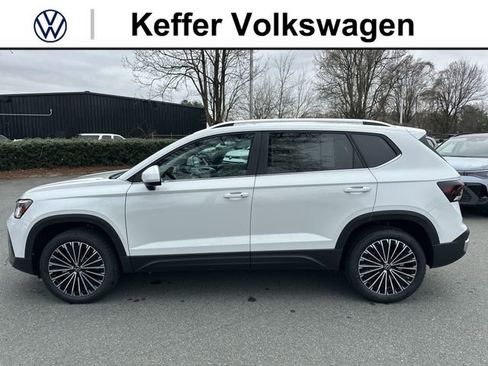 New 2026 Volkswagen Taos SE FWD image 2