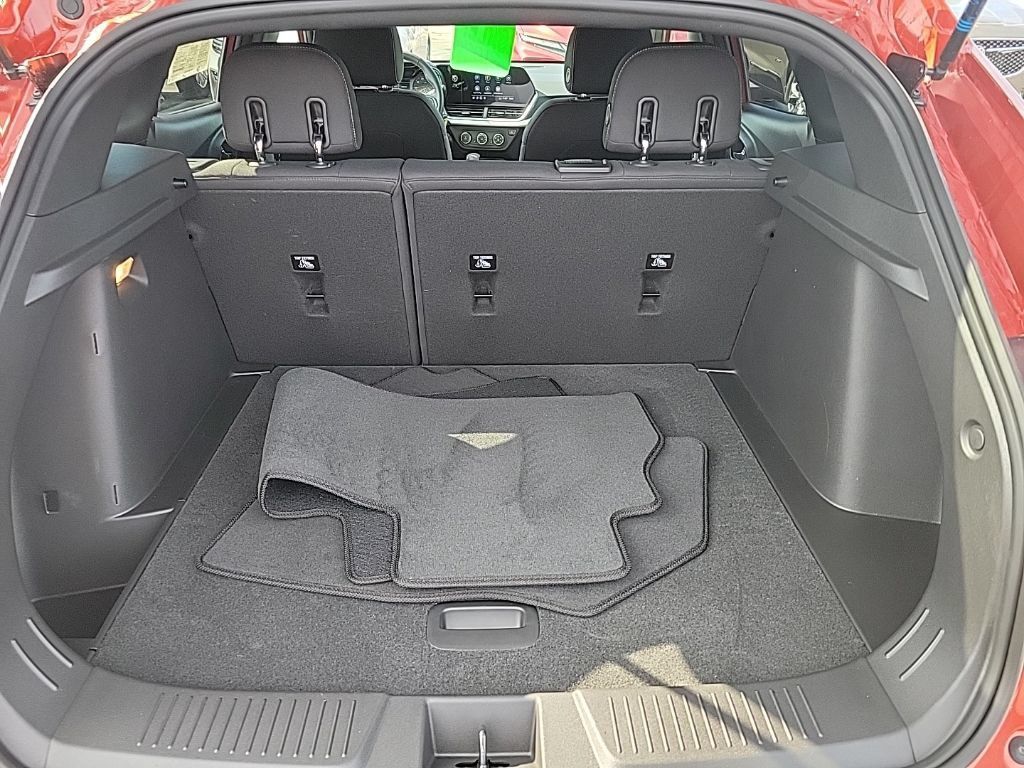 Used 2024 Chevrolet Trax RS w/ Sunroof Package FWD image 8