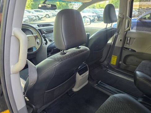 Used 2013 Toyota Sienna SE FWD image 18