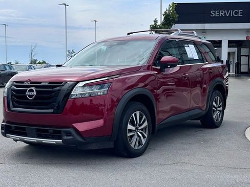 Used 2024 Nissan Pathfinder SL AWD/4WD image 3
