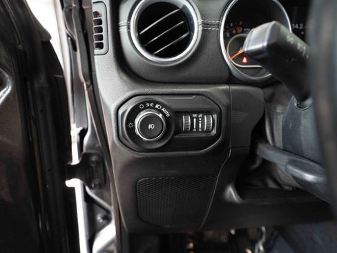 Used 2019 Jeep Wrangler Unlimited Sahara w/ Quick Order Package 24M Moab AWD/4WD image 11