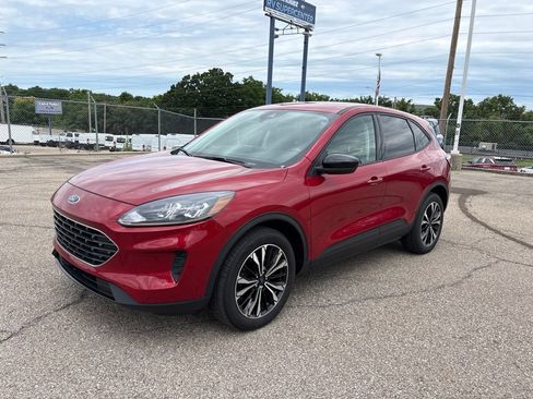 Used 2022 Ford Escape SE w/ SE Sport Appearance Package AWD/4WD image 3