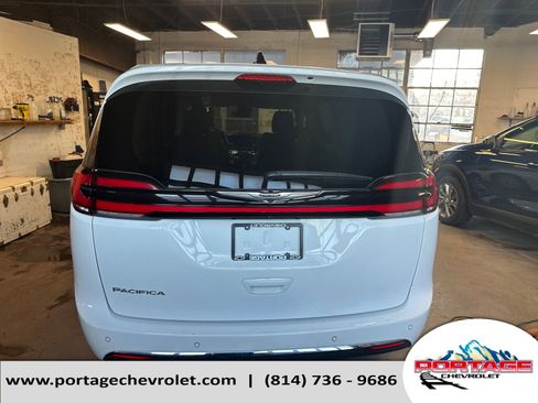 Used 2024 Chrysler Pacifica Touring-L FWD image 4