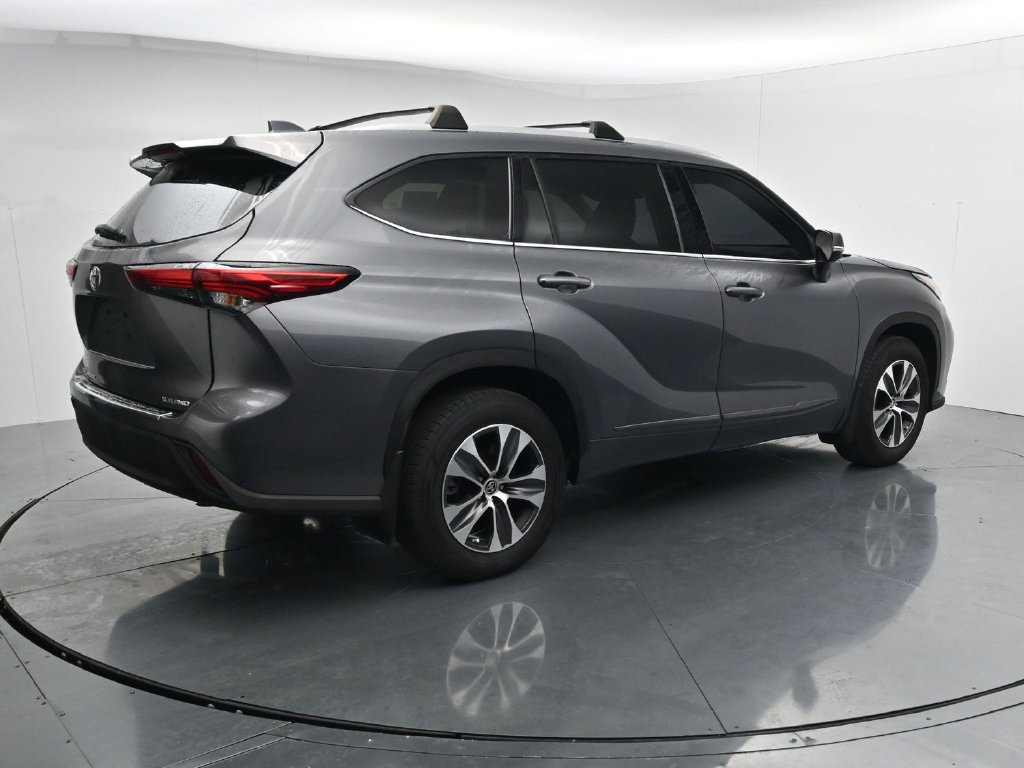Used 2022 Toyota Highlander XLE AWD/4WD image 8