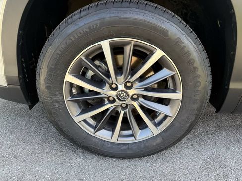 Used 2019 Toyota Highlander XLE FWD image 11