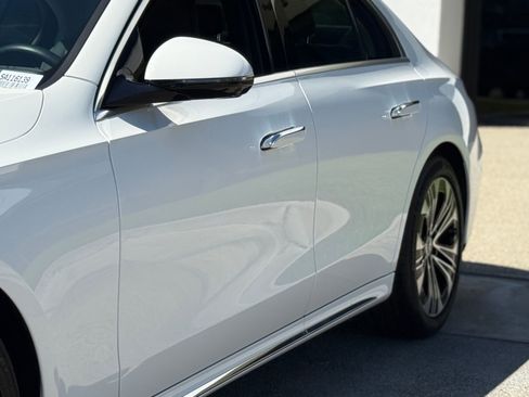 Used 2025 Mercedes-Benz E 350 4MATIC Sedan image 4