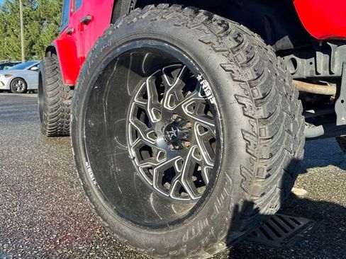 Used 2019 Jeep Wrangler Unlimited Sahara w/ Uconnect 4C Nav & Sound Group image 2