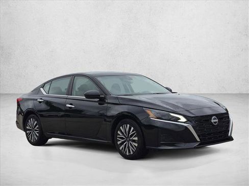 Used 2024 Nissan Altima 2.5 SV FWD image 3