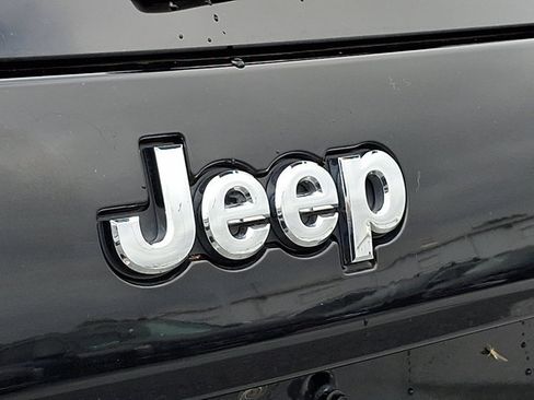 Used 2019 Jeep Cherokee Latitude Plus w/ Comfort/Convenience Group AWD/4WD image 29