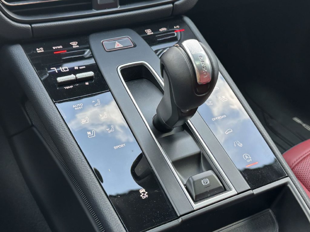 Used 2025 Porsche Macan AWD/4WD image 30