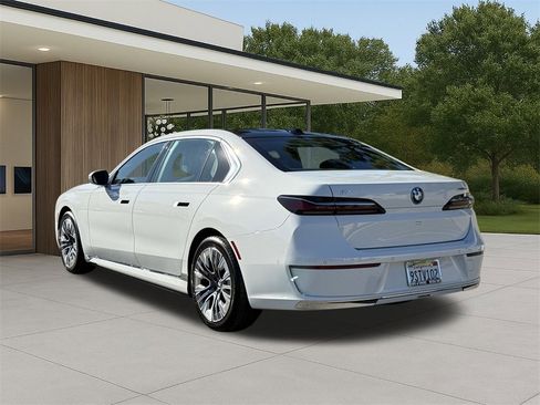 Used 2025 BMW i7 eDrive50 w/ Premium Package image 10