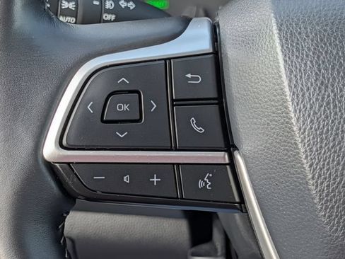 Used 2024 Toyota Highlander XLE AWD/4WD image 21