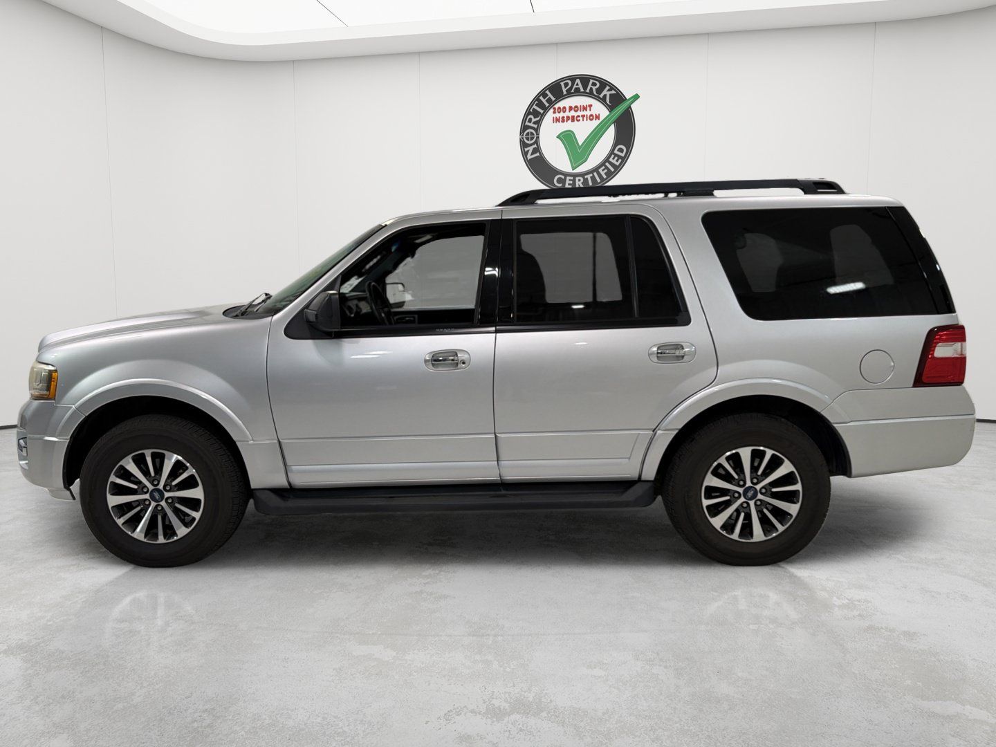 Used 2016 Ford Expedition XLT w/ Equipment Group 201A RWD image 2