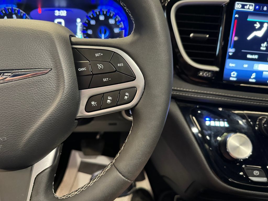Used 2025 Chrysler Pacifica Select FWD image 13