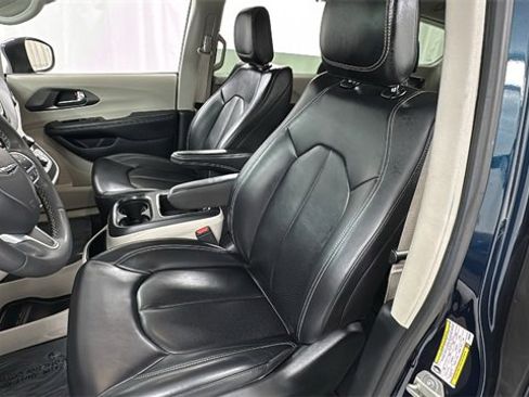 Used 2023 Chrysler Pacifica Touring-L image 10