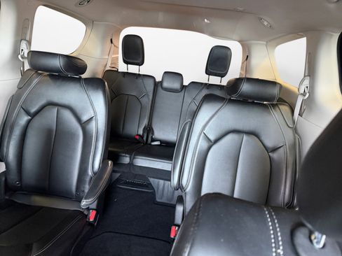 Used 2024 Chrysler Pacifica Touring-L FWD image 15